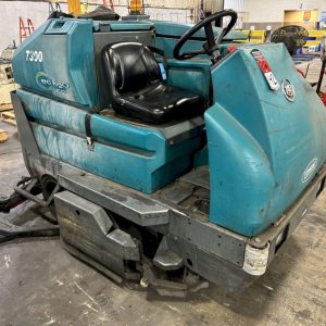 TENNANT FLOOR SCRUBBER 7300