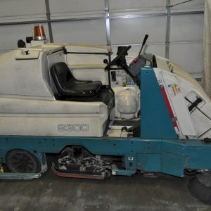 TENNANT 8300 SWEEPER SCRUBBER